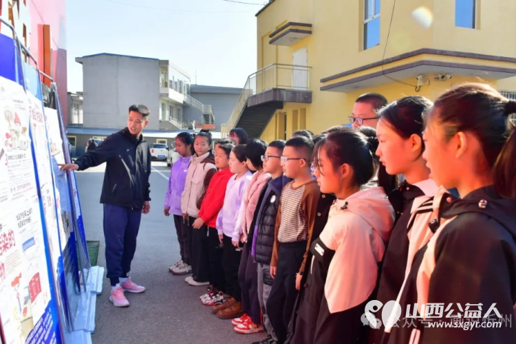 忻府区新的社会阶层人士联合会积极开展公益活动,将“少年急救官”公益海报进校园传递爱心与知识 - 第10张 - 山西公益人 忻府区新的社会阶层人士联合会积极开展公益活动,将“少年急救官”公益海报进校园传递爱心与知识 - 第10张