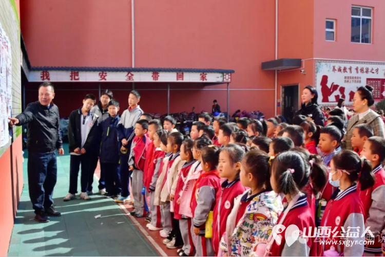 忻府区新的社会阶层人士联合会积极开展公益活动,将“少年急救官”公益海报进校园传递爱心与知识 - 第3张 - 山西公益人 忻府区新的社会阶层人士联合会积极开展公益活动,将“少年急救官”公益海报进校园传递爱心与知识 - 第3张