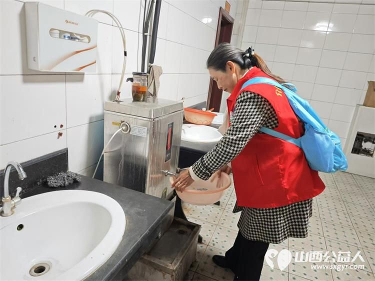 介休市敬老协会健康活动暖人心11月6日走进东南街道段家巷社区、福源老年康复服务中心服务老人 - 第28张 - 山西公益人 介休市敬老协会健康活动暖人心11月6日走进东南街道段家巷社区、福源老年康复服务中心服务老人 - 第28张