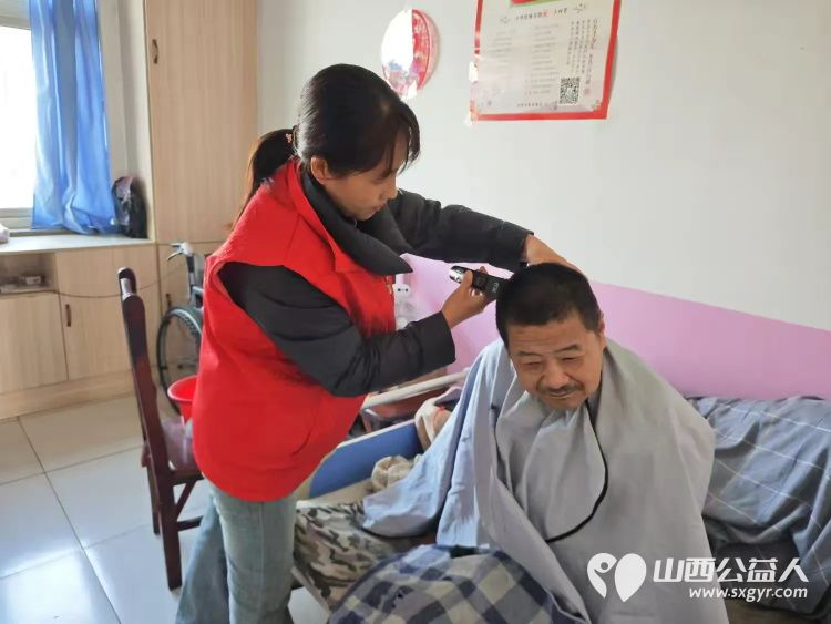 介休市敬老协会健康活动暖人心11月6日走进东南街道段家巷社区、福源老年康复服务中心服务老人 - 第3张 - 山西公益人 介休市敬老协会健康活动暖人心11月6日走进东南街道段家巷社区、福源老年康复服务中心服务老人 - 第3张