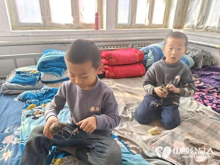 蟹状元粽香四溢传递温情满人间 太原市龙城义工联合上海蟹状元企业发展有限公司去五台山石咀小学慰问困境学生 - 第3张