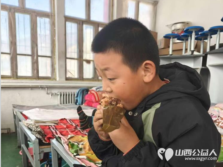蟹状元粽香四溢传递温情满人间 太原市龙城义工联合上海蟹状元企业发展有限公司去五台山石咀小学慰问困境学生 - 第11张