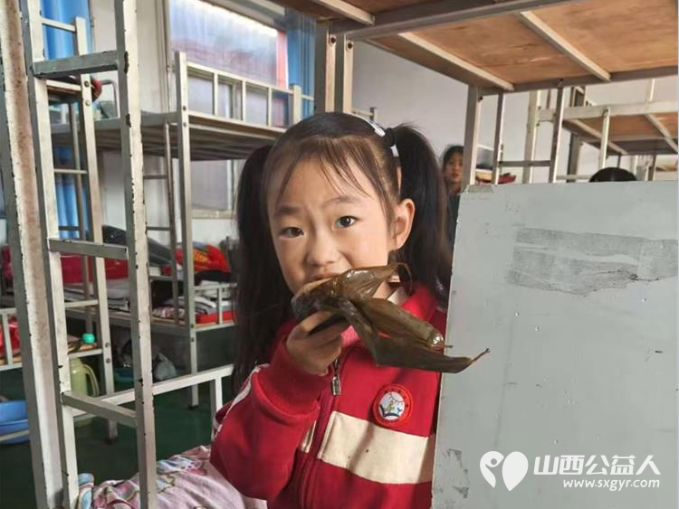 蟹状元粽香四溢传递温情满人间 太原市龙城义工联合上海蟹状元企业发展有限公司去五台山石咀小学慰问困境学生 - 第9张