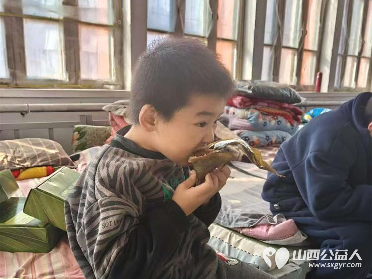 蟹状元粽香四溢传递温情满人间 太原市龙城义工联合上海蟹状元企业发展有限公司去五台山石咀小学慰问困境学生 - 第6张