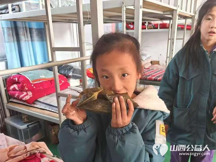 蟹状元粽香四溢传递温情满人间 太原市龙城义工联合上海蟹状元企业发展有限公司去五台山石咀小学慰问困境学生 - 第7张