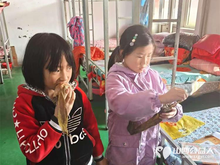 蟹状元粽香四溢传递温情满人间 太原市龙城义工联合上海蟹状元企业发展有限公司去五台山石咀小学慰问困境学生 - 第4张