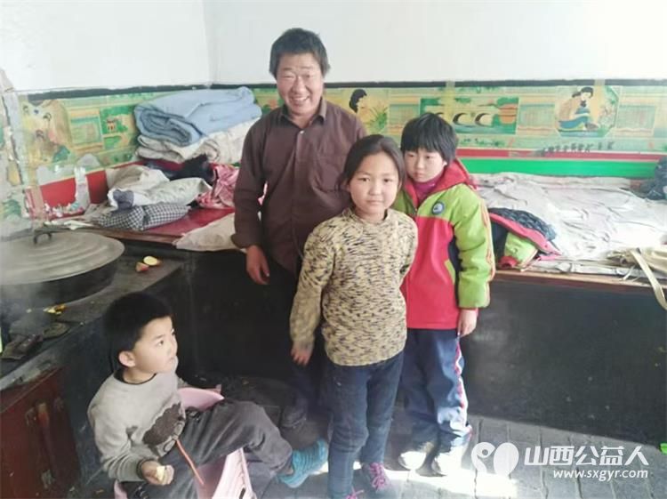 太原市优秀志愿者武利军帮助岚县明家庄村梁怀英(已故)家三个孤儿现在县民政局给三个孩子每个人每个月1320元孤儿生活费让孩子们过上了幸福生活 - 第6张 - 山西公益人 太原市优秀志愿者武利军帮助岚县明家庄村梁怀英(已故)家三个孤儿现在县民政局给三个孩子每个人每个月1320元孤儿生活费让孩子们过上了幸福生活 - 第6张