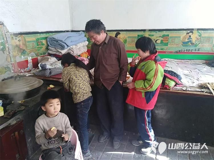 太原市优秀志愿者武利军帮助岚县明家庄村梁怀英(已故)家三个孤儿现在县民政局给三个孩子每个人每个月1320元孤儿生活费让孩子们过上了幸福生活 - 第5张 - 山西公益人 太原市优秀志愿者武利军帮助岚县明家庄村梁怀英(已故)家三个孤儿现在县民政局给三个孩子每个人每个月1320元孤儿生活费让孩子们过上了幸福生活 - 第5张