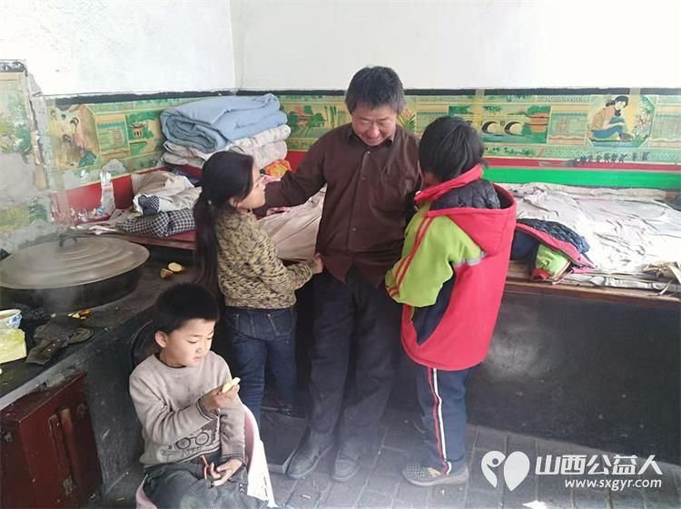 太原市优秀志愿者武利军帮助岚县明家庄村梁怀英(已故)家三个孤儿现在县民政局给三个孩子每个人每个月1320元孤儿生活费让孩子们过上了幸福生活 - 第7张 - 山西公益人 太原市优秀志愿者武利军帮助岚县明家庄村梁怀英(已故)家三个孤儿现在县民政局给三个孩子每个人每个月1320元孤儿生活费让孩子们过上了幸福生活 - 第7张