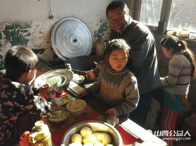 太原市优秀志愿者武利军帮助岚县明家庄村梁怀英(已故)家三个孤儿现在县民政局给三个孩子每个人每个月1320元孤儿生活费让孩子们过上了幸福生活 - 第8张 - 山西公益人 太原市优秀志愿者武利军帮助岚县明家庄村梁怀英(已故)家三个孤儿现在县民政局给三个孩子每个人每个月1320元孤儿生活费让孩子们过上了幸福生活 - 第8张