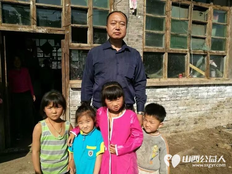 太原市优秀志愿者武利军帮助岚县明家庄村梁怀英(已故)家三个孤儿现在县民政局给三个孩子每个人每个月1320元孤儿生活费让孩子们过上了幸福生活 - 第3张 - 山西公益人 太原市优秀志愿者武利军帮助岚县明家庄村梁怀英(已故)家三个孤儿现在县民政局给三个孩子每个人每个月1320元孤儿生活费让孩子们过上了幸福生活 - 第3张
