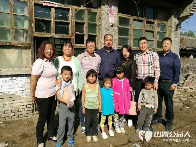 太原市优秀志愿者武利军帮助岚县明家庄村梁怀英(已故)家三个孤儿现在县民政局给三个孩子每个人每个月1320元孤儿生活费让孩子们过上了幸福生活 - 第1张 - 山西公益人 太原市优秀志愿者武利军帮助岚县明家庄村梁怀英(已故)家三个孤儿现在县民政局给三个孩子每个人每个月1320元孤儿生活费让孩子们过上了幸福生活 - 第1张