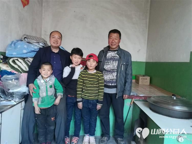 太原市优秀志愿者武利军帮助岚县明家庄村梁怀英(已故)家三个孤儿现在县民政局给三个孩子每个人每个月1320元孤儿生活费让孩子们过上了幸福生活 - 第2张 - 山西公益人 太原市优秀志愿者武利军帮助岚县明家庄村梁怀英(已故)家三个孤儿现在县民政局给三个孩子每个人每个月1320元孤儿生活费让孩子们过上了幸福生活 - 第2张