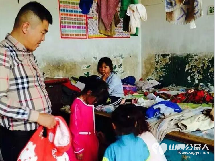 太原市优秀志愿者武利军帮助岚县明家庄村梁怀英(已故)家三个孤儿现在县民政局给三个孩子每个人每个月1320元孤儿生活费让孩子们过上了幸福生活 - 第10张 - 山西公益人 太原市优秀志愿者武利军帮助岚县明家庄村梁怀英(已故)家三个孤儿现在县民政局给三个孩子每个人每个月1320元孤儿生活费让孩子们过上了幸福生活 - 第10张