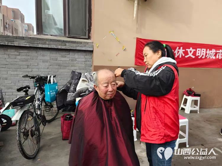 健康活动暖人心2024年11月14日介休市敬老协会组织志愿者走进北关街道朝阳路社区为社区老人及行动不便的老人爱心理发健康义诊服务 - 第6张 - 山西公益人 健康活动暖人心2024年11月14日介休市敬老协会组织志愿者走进北关街道朝阳路社区为社区老人及行动不便的老人爱心理发健康义诊服务 - 第6张