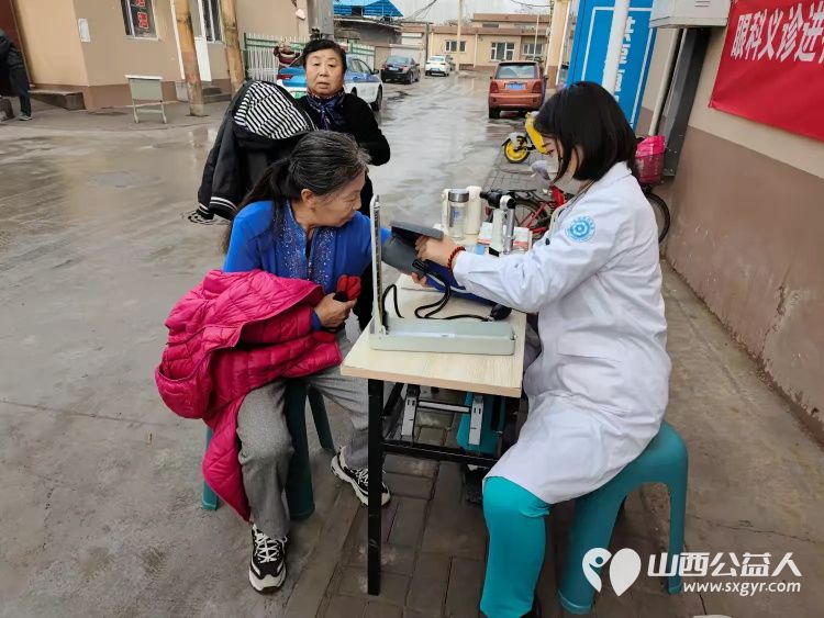 健康活动暖人心2024年11月14日介休市敬老协会组织志愿者走进北关街道朝阳路社区为社区老人及行动不便的老人爱心理发健康义诊服务 - 第12张 - 山西公益人 健康活动暖人心2024年11月14日介休市敬老协会组织志愿者走进北关街道朝阳路社区为社区老人及行动不便的老人爱心理发健康义诊服务 - 第12张