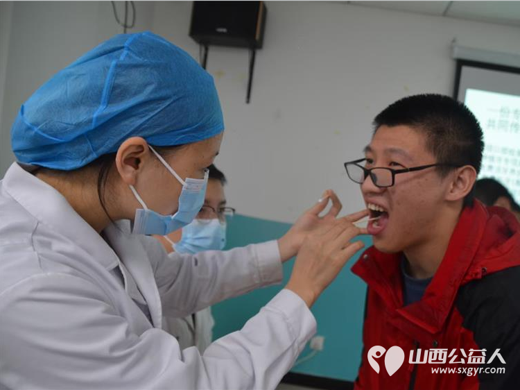 太原市可睦口腔组织医生在太原市灵星社区服务中心阳曲校区对孤独症孩子进行口腔保健知识普及和义诊 - 第3张 - 山西公益人 太原市可睦口腔组织医生在太原市灵星社区服务中心阳曲校区对孤独症孩子进行口腔保健知识普及和义诊 - 第3张