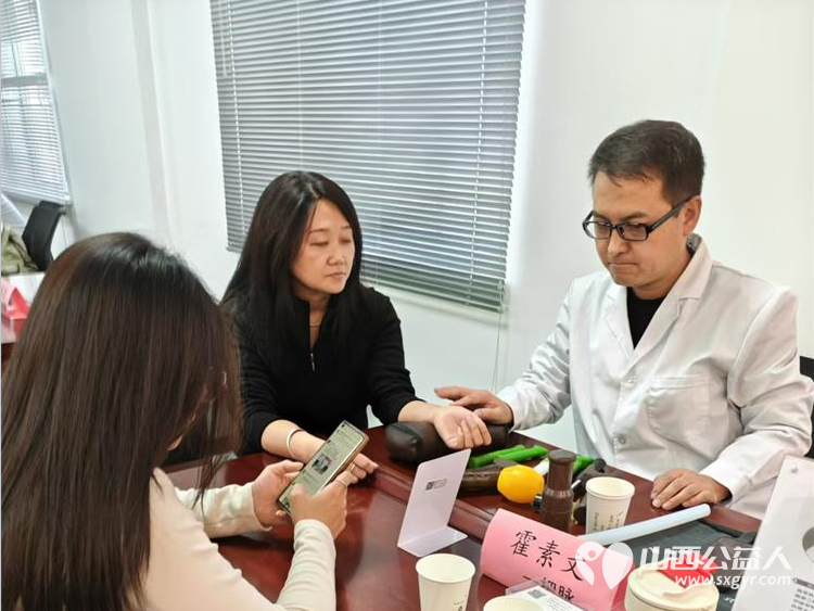 霍素文大夫及其医疗团队在尖草坪区汇丰街道欣园社区义诊服务居民 - 第2张