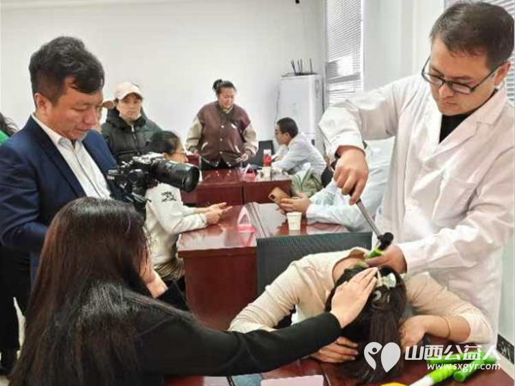 霍素文大夫及其医疗团队在尖草坪区汇丰街道欣园社区义诊服务居民 - 第4张