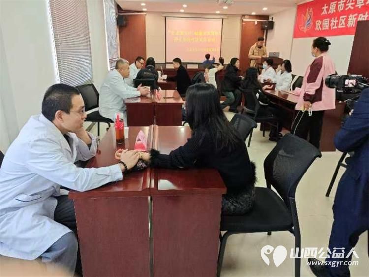 霍素文大夫及其医疗团队在尖草坪区汇丰街道欣园社区义诊服务居民 - 第5张