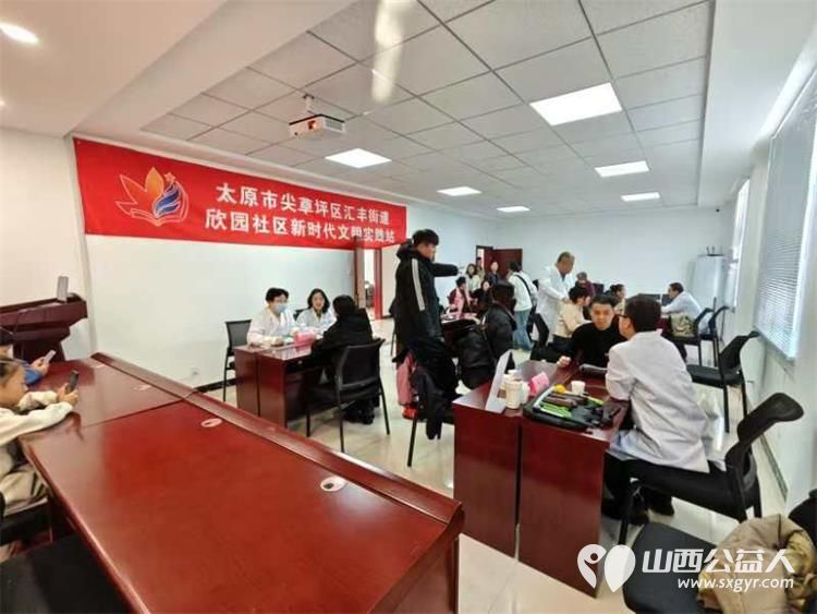 霍素文大夫及其医疗团队在尖草坪区汇丰街道欣园社区义诊服务居民 - 第6张