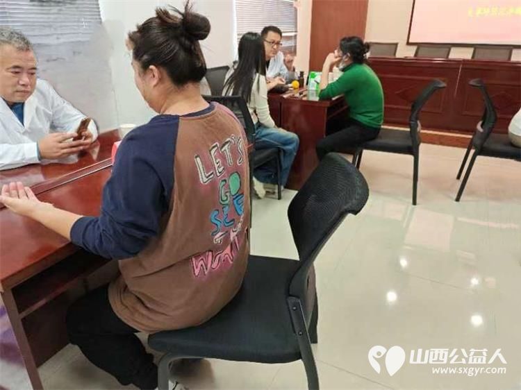 霍素文大夫及其医疗团队在尖草坪区汇丰街道欣园社区义诊服务居民 - 第7张