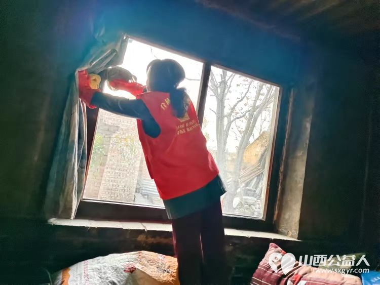 介休市敬老协会敬老爱老助老行动在洪山镇南两水村入户特困老人87岁任金明家中 - 第3张 - 山西公益人 介休市敬老协会敬老爱老助老行动在洪山镇南两水村入户特困老人87岁任金明家中 - 第3张