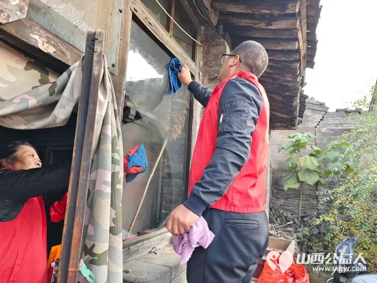 介休市敬老协会敬老爱老助老行动在洪山镇南两水村入户特困老人87岁任金明家中 - 第2张 - 山西公益人 介休市敬老协会敬老爱老助老行动在洪山镇南两水村入户特困老人87岁任金明家中 - 第2张