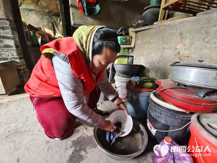 介休市敬老协会敬老爱老助老行动在洪山镇南两水村入户特困老人87岁任金明家中 - 第7张 - 山西公益人 介休市敬老协会敬老爱老助老行动在洪山镇南两水村入户特困老人87岁任金明家中 - 第7张