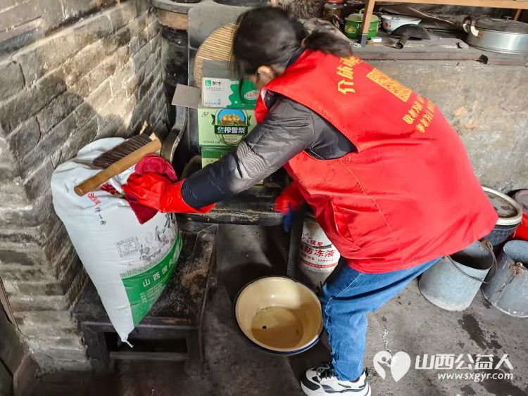 介休市敬老协会敬老爱老助老行动在洪山镇南两水村入户特困老人87岁任金明家中 - 第8张 - 山西公益人 介休市敬老协会敬老爱老助老行动在洪山镇南两水村入户特困老人87岁任金明家中 - 第8张