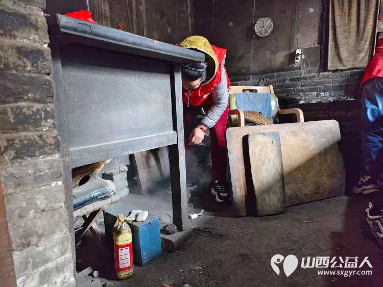 介休市敬老协会敬老爱老助老行动在洪山镇南两水村入户特困老人87岁任金明家中 - 第6张 - 山西公益人 介休市敬老协会敬老爱老助老行动在洪山镇南两水村入户特困老人87岁任金明家中 - 第6张