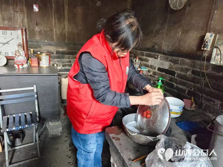 介休市敬老协会敬老爱老助老行动在洪山镇南两水村入户特困老人87岁任金明家中 - 第5张 - 山西公益人 介休市敬老协会敬老爱老助老行动在洪山镇南两水村入户特困老人87岁任金明家中 - 第5张