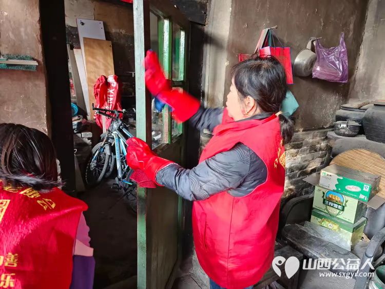 介休市敬老协会敬老爱老助老行动在洪山镇南两水村入户特困老人87岁任金明家中 - 第4张 - 山西公益人 介休市敬老协会敬老爱老助老行动在洪山镇南两水村入户特困老人87岁任金明家中 - 第4张