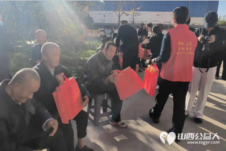 爱满金晖心系桑榆 石楼县青联委员、青年志愿者前往石楼县敬老院开展志愿服务活动 - 第3张
