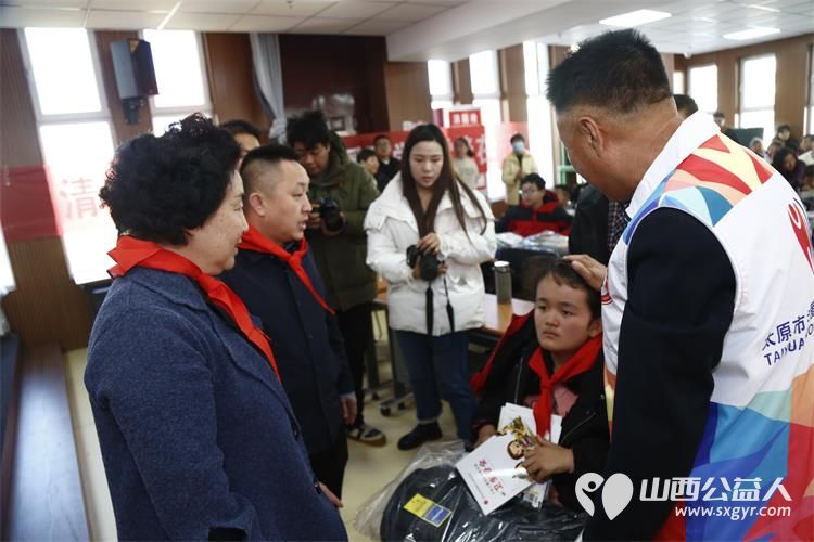 阳光益佳携手太原市关心下一代工作委员会、太原市关爱下一代志愿者协会《大爱善行 同心圆梦 爱心包》发放捐赠活动在清徐县徐沟镇中心小学校举行 - 第19张 - 山西公益人 阳光益佳携手太原市关心下一代工作委员会、太原市关爱下一代志愿者协会《大爱善行 同心圆梦 爱心包》发放捐赠活动在清徐县徐沟镇中心小学校举行 - 第19张