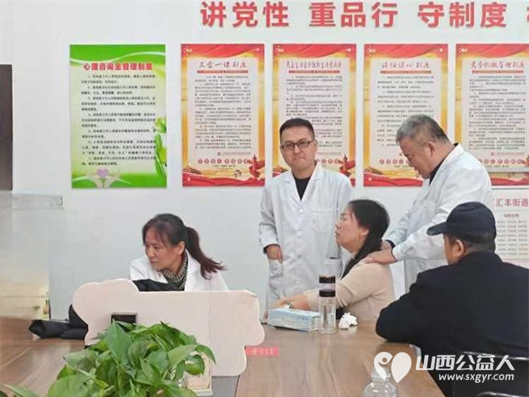 山西霍素文及其医疗团队在尖草坪选煤社区询问居民的健康状况为每一位居民进行诊断和治疗建议 - 第2张 - 山西公益人 山西霍素文及其医疗团队在尖草坪选煤社区询问居民的健康状况为每一位居民进行诊断和治疗建议 - 第2张