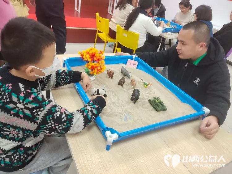 尖草坪区妇联应用沉浸式团体沙盘心理技术为爱心妈妈赋能培训在朝阳社区进行苏延恒老师张建宏老师为爱心妈妈志愿者提供了团体沙盘服务 - 第6张 - 山西公益人 尖草坪区妇联应用沉浸式团体沙盘心理技术为爱心妈妈赋能培训在朝阳社区进行苏延恒老师张建宏老师为爱心妈妈志愿者提供了团体沙盘服务 - 第6张