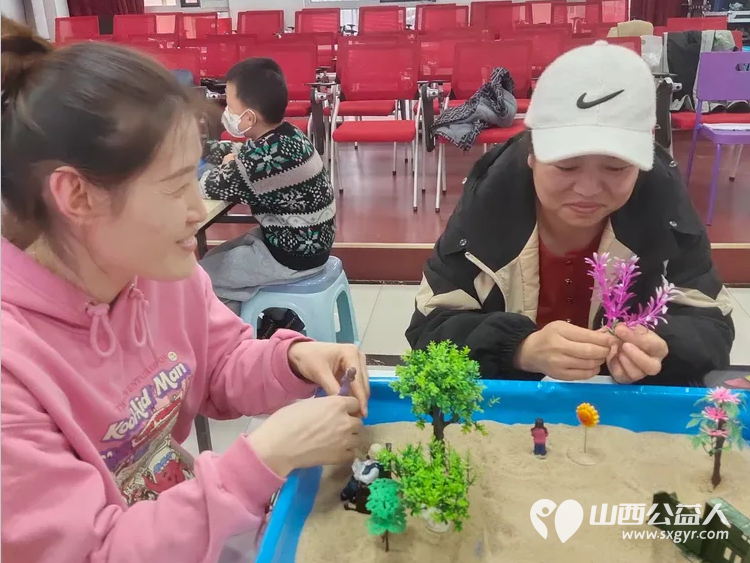 尖草坪区妇联应用沉浸式团体沙盘心理技术为爱心妈妈赋能培训在朝阳社区进行苏延恒老师张建宏老师为爱心妈妈志愿者提供了团体沙盘服务 - 第16张 - 山西公益人 尖草坪区妇联应用沉浸式团体沙盘心理技术为爱心妈妈赋能培训在朝阳社区进行苏延恒老师张建宏老师为爱心妈妈志愿者提供了团体沙盘服务 - 第16张