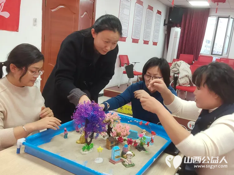 尖草坪区妇联应用沉浸式团体沙盘心理技术为爱心妈妈赋能培训在朝阳社区进行苏延恒老师张建宏老师为爱心妈妈志愿者提供了团体沙盘服务 - 第14张 - 山西公益人 尖草坪区妇联应用沉浸式团体沙盘心理技术为爱心妈妈赋能培训在朝阳社区进行苏延恒老师张建宏老师为爱心妈妈志愿者提供了团体沙盘服务 - 第14张