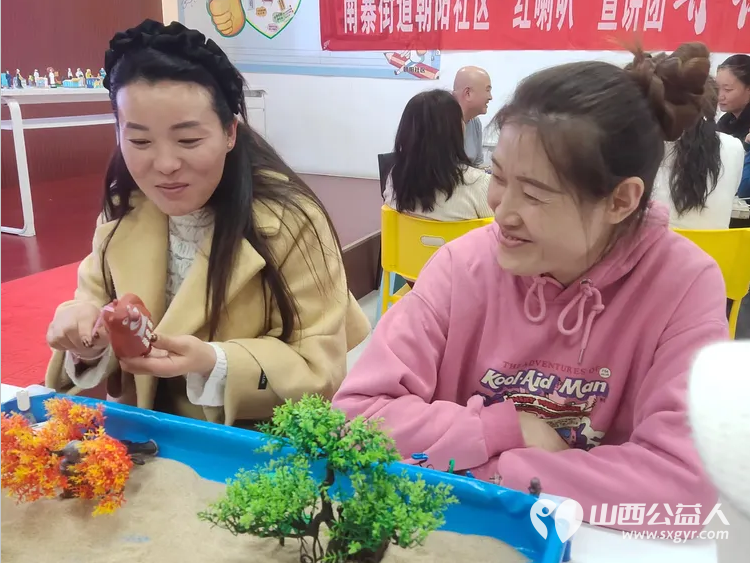 尖草坪区妇联应用沉浸式团体沙盘心理技术为爱心妈妈赋能培训在朝阳社区进行苏延恒老师张建宏老师为爱心妈妈志愿者提供了团体沙盘服务 - 第13张 - 山西公益人 尖草坪区妇联应用沉浸式团体沙盘心理技术为爱心妈妈赋能培训在朝阳社区进行苏延恒老师张建宏老师为爱心妈妈志愿者提供了团体沙盘服务 - 第13张