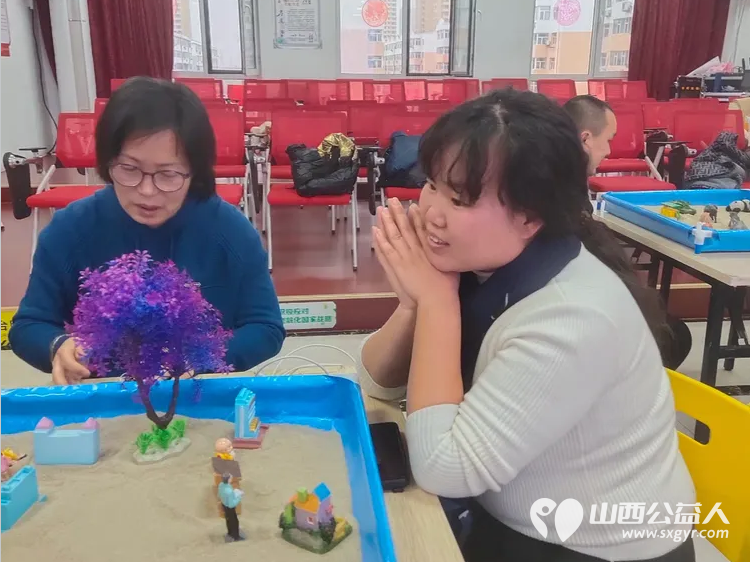 尖草坪区妇联应用沉浸式团体沙盘心理技术为爱心妈妈赋能培训在朝阳社区进行苏延恒老师张建宏老师为爱心妈妈志愿者提供了团体沙盘服务 - 第11张 - 山西公益人 尖草坪区妇联应用沉浸式团体沙盘心理技术为爱心妈妈赋能培训在朝阳社区进行苏延恒老师张建宏老师为爱心妈妈志愿者提供了团体沙盘服务 - 第11张
