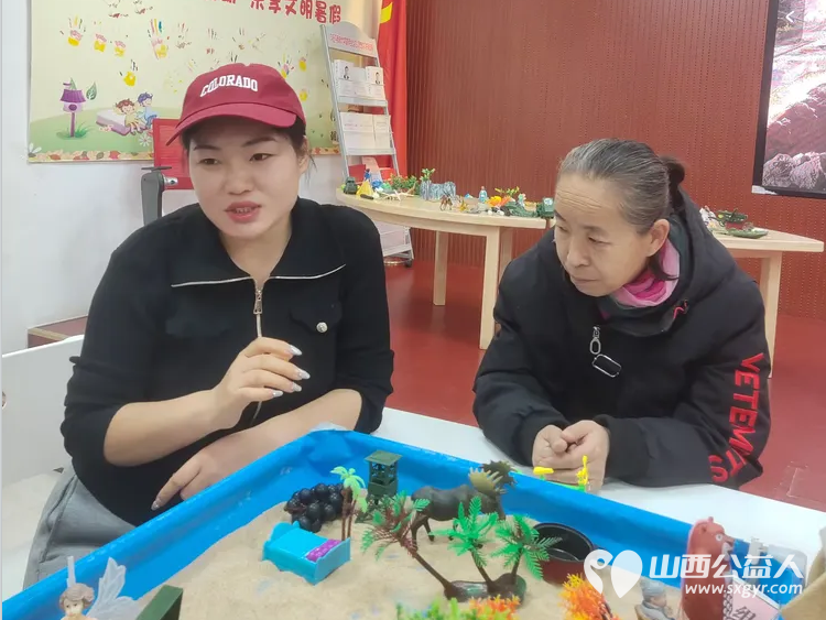 尖草坪区妇联应用沉浸式团体沙盘心理技术为爱心妈妈赋能培训在朝阳社区进行苏延恒老师张建宏老师为爱心妈妈志愿者提供了团体沙盘服务 - 第12张 - 山西公益人 尖草坪区妇联应用沉浸式团体沙盘心理技术为爱心妈妈赋能培训在朝阳社区进行苏延恒老师张建宏老师为爱心妈妈志愿者提供了团体沙盘服务 - 第12张