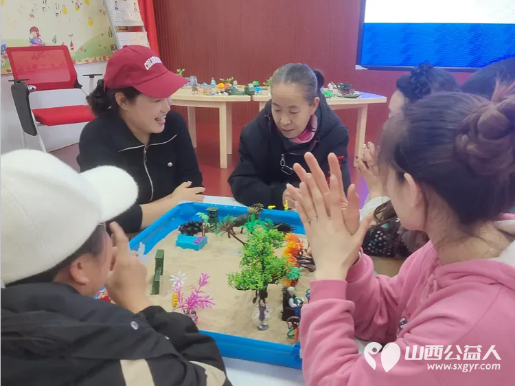 尖草坪区妇联应用沉浸式团体沙盘心理技术为爱心妈妈赋能培训在朝阳社区进行苏延恒老师张建宏老师为爱心妈妈志愿者提供了团体沙盘服务 - 第15张 - 山西公益人 尖草坪区妇联应用沉浸式团体沙盘心理技术为爱心妈妈赋能培训在朝阳社区进行苏延恒老师张建宏老师为爱心妈妈志愿者提供了团体沙盘服务 - 第15张