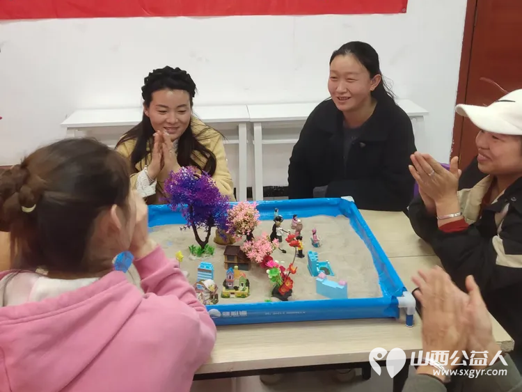 尖草坪区妇联应用沉浸式团体沙盘心理技术为爱心妈妈赋能培训在朝阳社区进行苏延恒老师张建宏老师为爱心妈妈志愿者提供了团体沙盘服务 - 第10张 - 山西公益人 尖草坪区妇联应用沉浸式团体沙盘心理技术为爱心妈妈赋能培训在朝阳社区进行苏延恒老师张建宏老师为爱心妈妈志愿者提供了团体沙盘服务 - 第10张