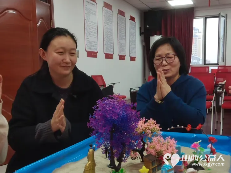 尖草坪区妇联应用沉浸式团体沙盘心理技术为爱心妈妈赋能培训在朝阳社区进行苏延恒老师张建宏老师为爱心妈妈志愿者提供了团体沙盘服务 - 第9张 - 山西公益人 尖草坪区妇联应用沉浸式团体沙盘心理技术为爱心妈妈赋能培训在朝阳社区进行苏延恒老师张建宏老师为爱心妈妈志愿者提供了团体沙盘服务 - 第9张