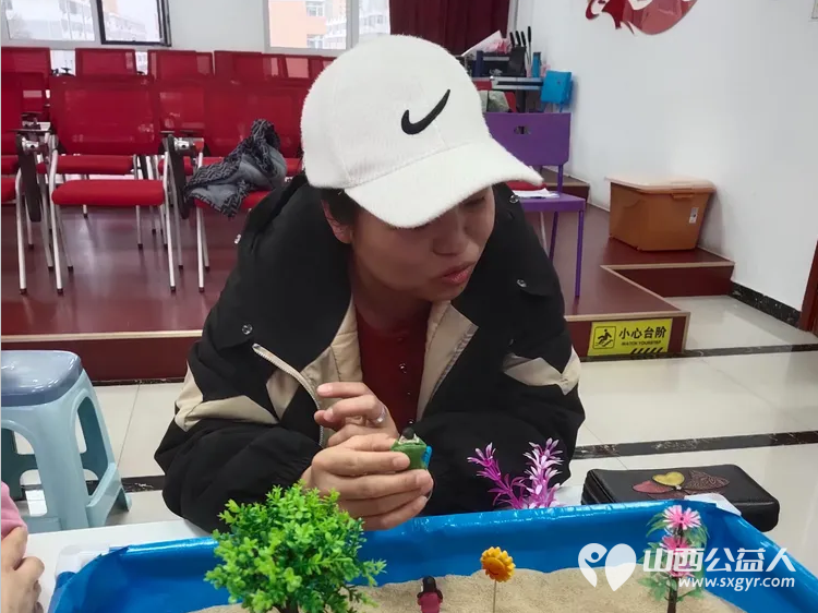 尖草坪区妇联应用沉浸式团体沙盘心理技术为爱心妈妈赋能培训在朝阳社区进行苏延恒老师张建宏老师为爱心妈妈志愿者提供了团体沙盘服务 - 第18张 - 山西公益人 尖草坪区妇联应用沉浸式团体沙盘心理技术为爱心妈妈赋能培训在朝阳社区进行苏延恒老师张建宏老师为爱心妈妈志愿者提供了团体沙盘服务 - 第18张