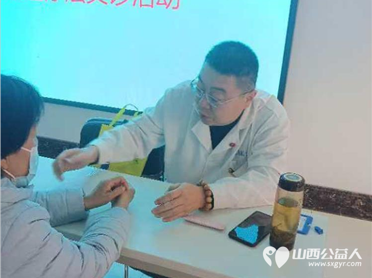 尖草坪区兴华西社区的医疗福音----霍素文医疗团队的诊疗活动以饱满的热情迎接每一位前来就诊的居民 - 第6张 - 山西公益人 尖草坪区兴华西社区的医疗福音----霍素文医疗团队的诊疗活动以饱满的热情迎接每一位前来就诊的居民 - 第6张