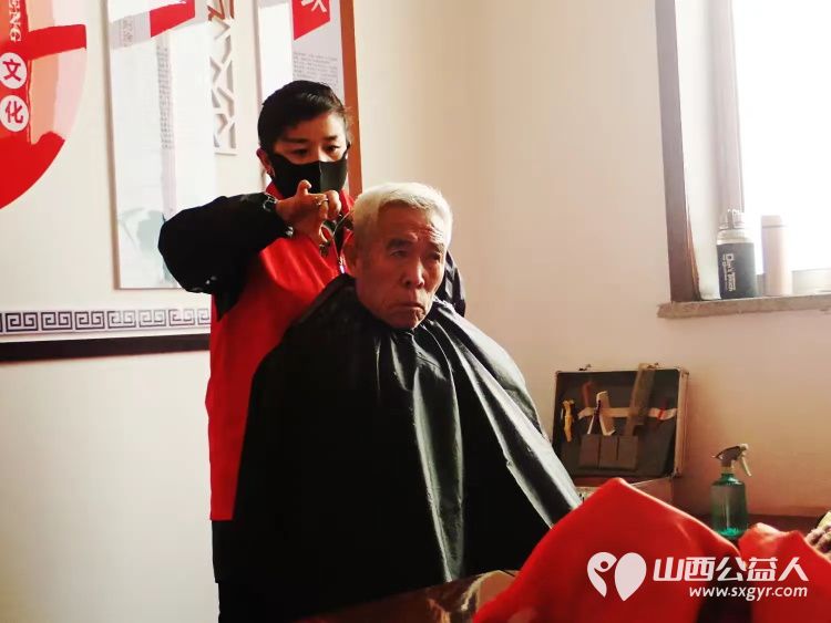 介休市敬老协会敬老爱老助老行动2024年11月23日在连福镇化家窑服务老人们 - 第4张 - 山西公益人 介休市敬老协会敬老爱老助老行动2024年11月23日在连福镇化家窑服务老人们 - 第4张