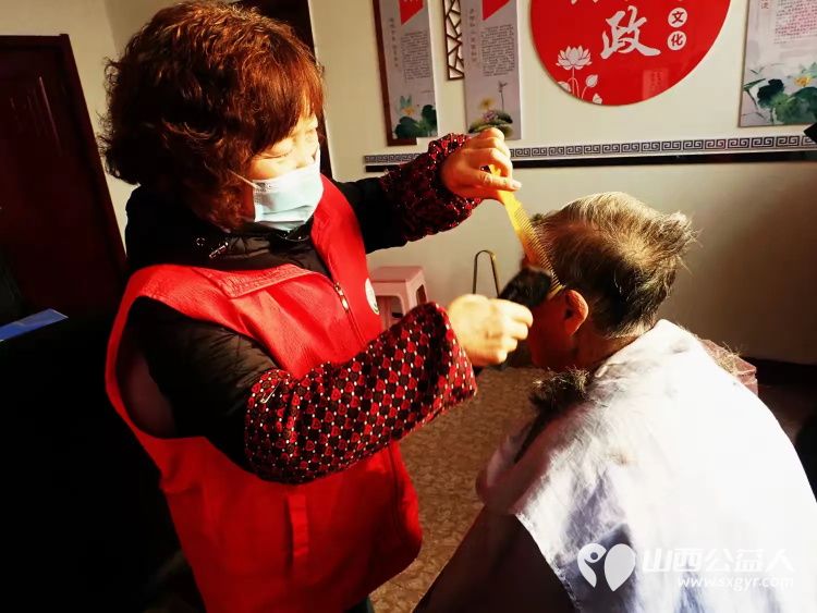 介休市敬老协会敬老爱老助老行动2024年11月23日在连福镇化家窑服务老人们 - 第3张 - 山西公益人 介休市敬老协会敬老爱老助老行动2024年11月23日在连福镇化家窑服务老人们 - 第3张