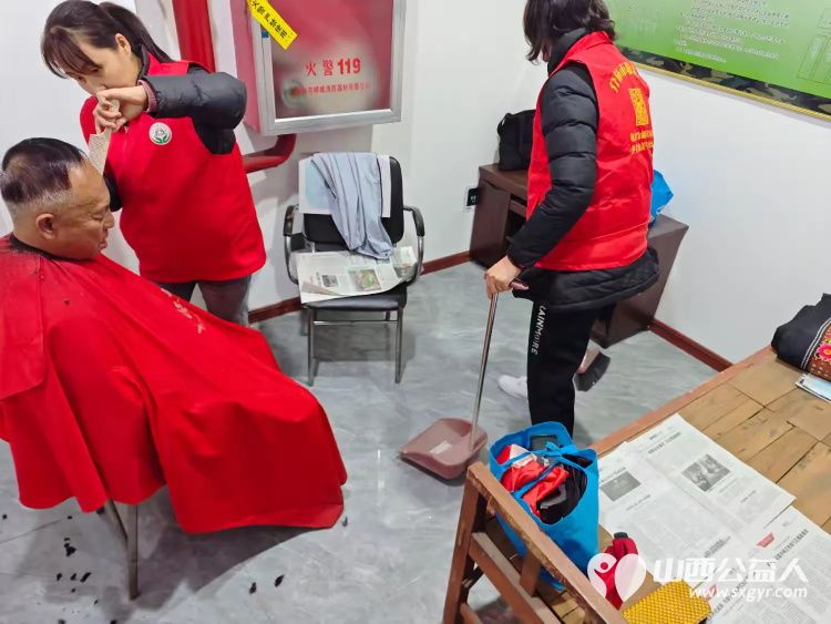 介休市敬老协会敬老爱老助老行动2024年11月23日在连福镇义和堡小区为老人们免费理发 - 第5张 - 山西公益人 介休市敬老协会敬老爱老助老行动2024年11月23日在连福镇义和堡小区为老人们免费理发 - 第5张